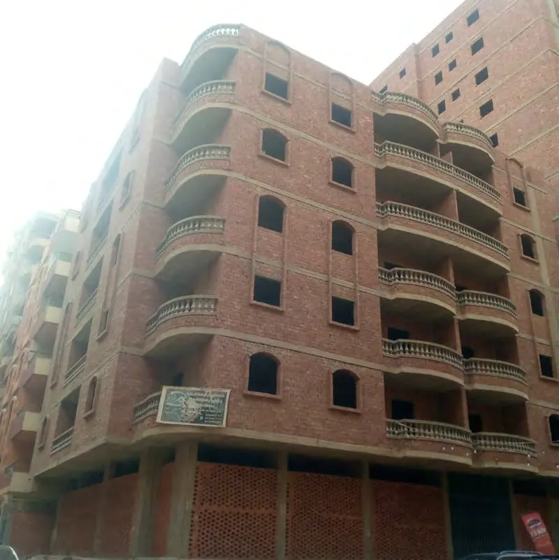 عمارة 4/4 (المربع الذهبي) في مرحلة المباني والواجهات — كمبوند إيزيس كايرو، جسر السويس الجديدة | عوده للتطوير العقاري