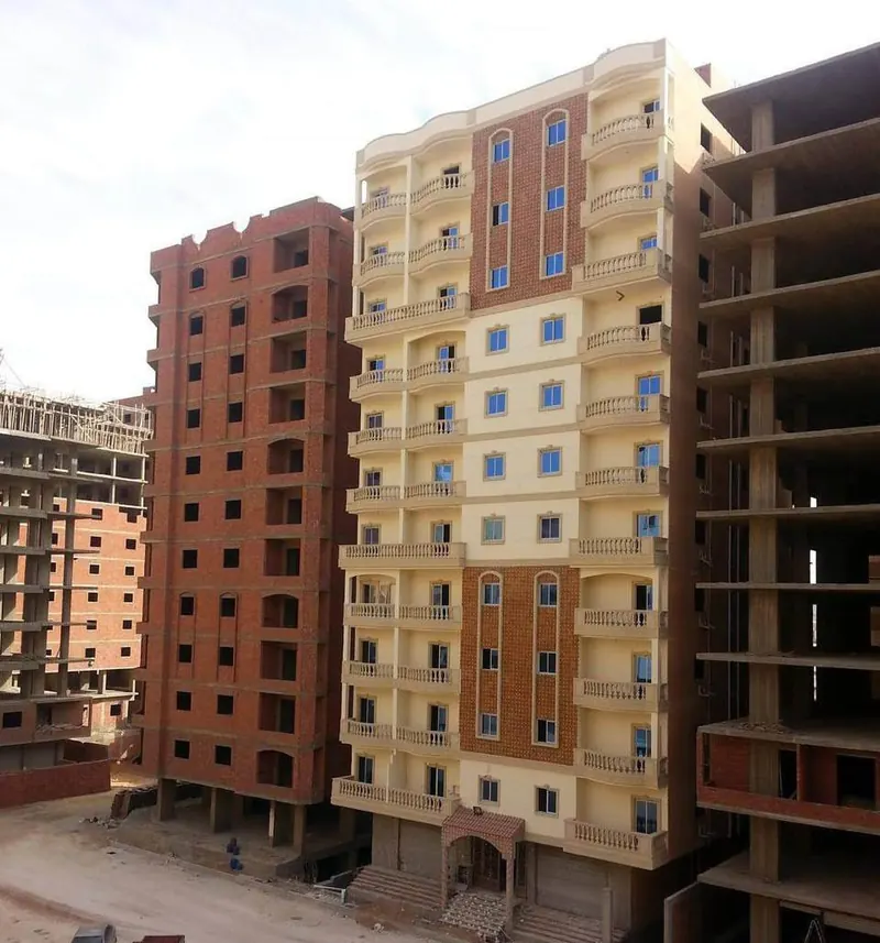 عمارة 9/5 في مرحلة المباني والواجهات — كمبوند إيزيس كايرو، جسر السويس الجديدة | عوده للتطوير العقاري